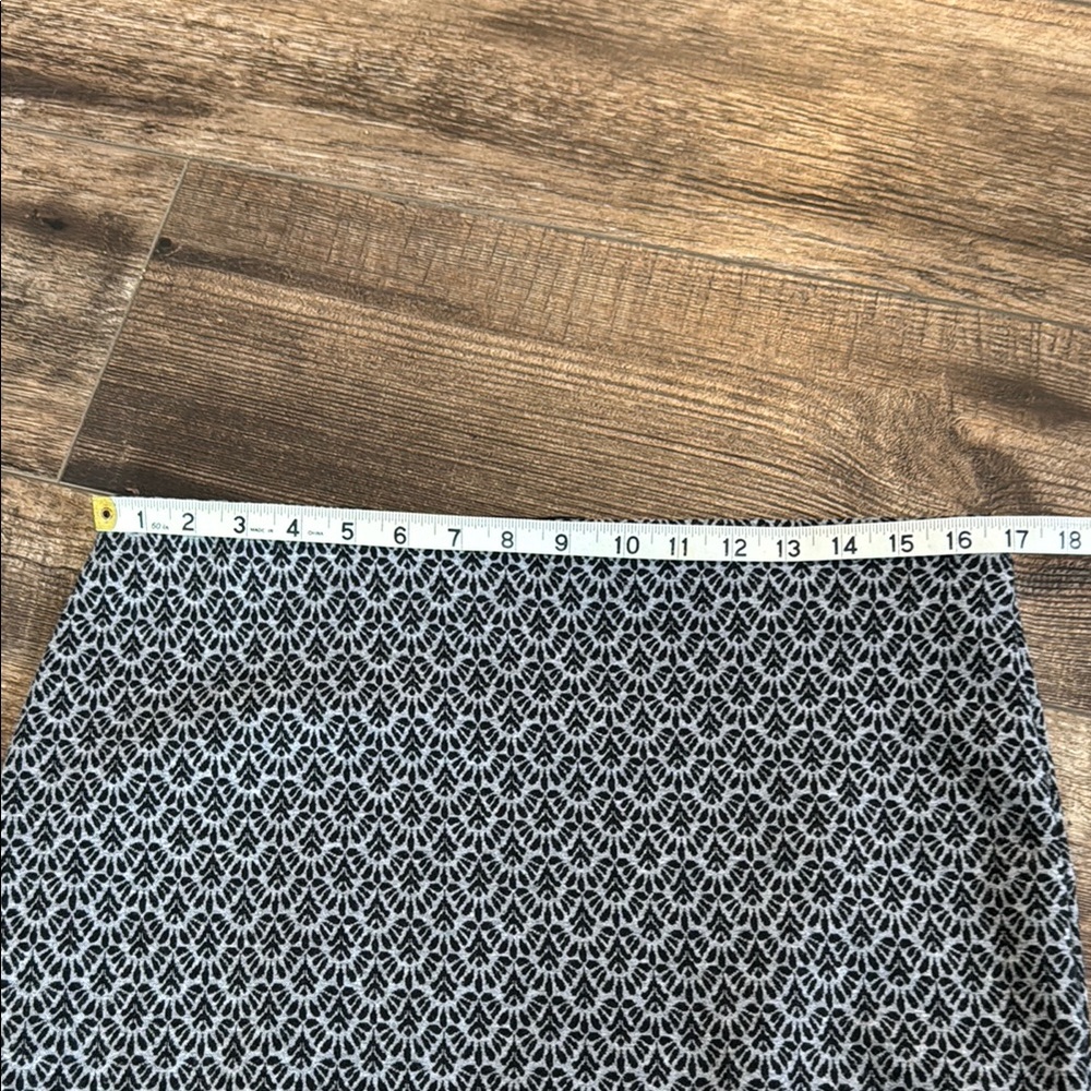 LOFT Stretchy Black and Grey Patterned Skirt - Picture 2 of 6